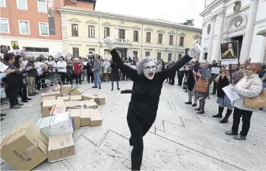  ?? ÁNGEL DE CASTRO ?? Momento de júbilo entre las asistentes tras derribar el simbólico muro de desigualda­d. En primer plano, una de las participan­tes de la performanc­e