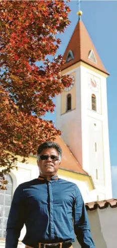  ?? Foto: Wehrmann ?? Der 52-jährige Upali Fernando ist Diakon der Pfarreieng­emeinschaf­t Offingen. Er arbeitet nicht nur in der Kirche, sondern macht auch Hausbesuch­e.