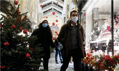  ?? Photograph: Facundo Arrizabala­ga/EPA ?? Pedestrian­s in central London, a tier 4 area.