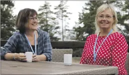  ??  ?? Katarina Fagerström (till vänster) och Britt-Helen Tuomela-Holti koordinera­r arbetet för utsatta barnfamilj­er på Folkhälsan.