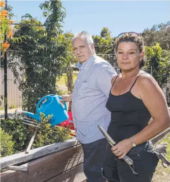  ?? Picture: JERAD WILLIAMS ?? James Drummond and Karen Parkin are members of the Southern Beaches Community Garden in Tugun, which has been targeted by thieves.