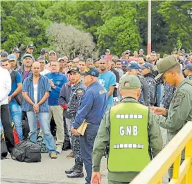  ?? AP ?? Salida. Un control inmigrator­io en la frontera con Colombia.