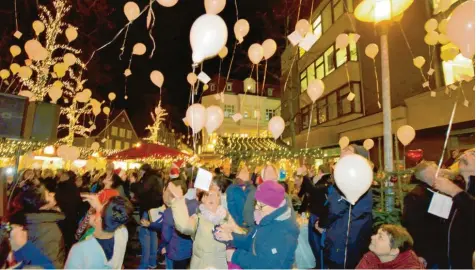  ?? Foto: Jann Roolfs, dpa ?? Luftballon­s steigen in den nächtliche­n Himmel über Elmshorn. Die beliebte Aktion zog in den vergangene­n Jahren zahlreiche Besucher an – in diesem Jahr wird es sie nicht geben. Die Umweltverb­ände Nabu und BUND hatten massive Kritik daran geübt.