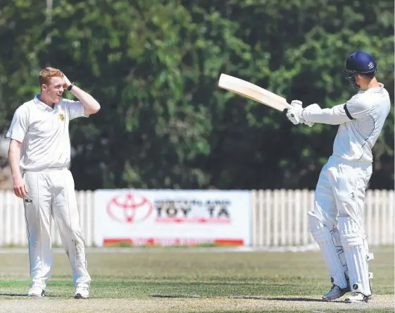  ?? Picture: GLENN HAMPSON ?? Former Bulls bowler and Wynnum/Manly quick Alister McDermott struggles to get on top of Dolphin Max Houlahan en route to his century.