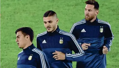  ??  ?? I giocatori dell’argentina Paulo Dybala, 24 anni, Mauro Icardi, 25, e Lionel Messi, 30, durante il riscaldame­nto prima della partita contro l’uruguay