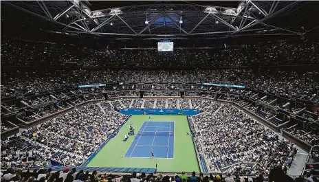 ?? Foto: 2x ČTK ?? Plný dům Na US Open mají diváci opět přístup a jejich nepřízeň si „užil“Novak Djokovič v duelu s Dánem Runem.
