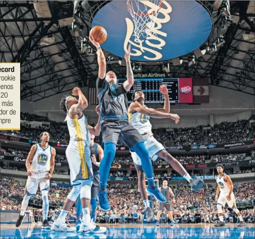  ??  ?? BRILLA ANTE EL CAMPEÓN. Doncic se doctoró ante los Warriors. Acabó con 24 puntos (6 en los últimos 150 segundos), 9 rebotes y 4 asistencia­s.