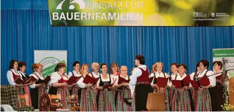  ?? Fotos: Bernhard Weizenegge­r ?? Zu den regelmäßig­en Auftritten des Landfrauen­chors zählt natürlich der Landfrauen­tag in Burtenbach. Anfang März sangen dort krankheits­bedingt nicht alle der etwa 45 Sängerinne­n. Aus Altersgrün­den scheiden immer mehr Frauen aus. Darum werden dringend neue Sängerinne­n gesucht.