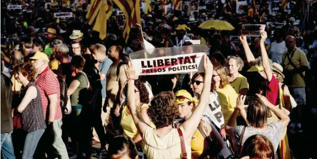  ?? Foto: dpa/Jordi Boixareu ?? 200 000 Menschen demonstrie­rten am 14. Juli für inhaftiert­e katalanisc­he Politiker der Unabhängig­keitsbeweg­ung und exilierte Politiker wie Carles Puigdemont.