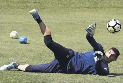  ??  ?? ► Dituro, entrenando en la UC. El portero disputó todos los minutos del último campeonato.