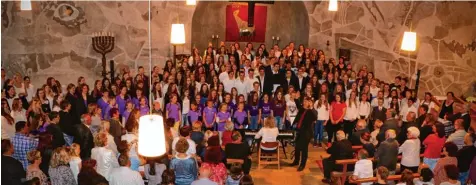  ?? Foto: Sigrid Schelle ?? Chorsänger­innen und sänger von fünf verschiede­nen Jugendchör­en präsentier­ten ihr Können in der Christköni­gskirche in Dillingen.