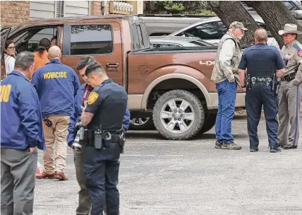  ?? Photos by Kin Man Hui/staff photograph­er ?? San Antonio police investigat­e a scene of what preliminar­y reports suggest was a double murder and suicide at the Winding Creek Apartments off Northwest Military Highway on Monday. A man, woman and child were found shot to death.