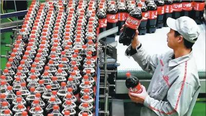  ?? XINHUA ?? A bottling line of Coca Cola in Shijiazhua­ng, capital of Hebei province.