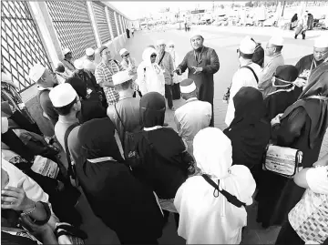  ??  ?? A group of Malaysians being briefed at Makam Syuhada Uhud. — Bernama photo