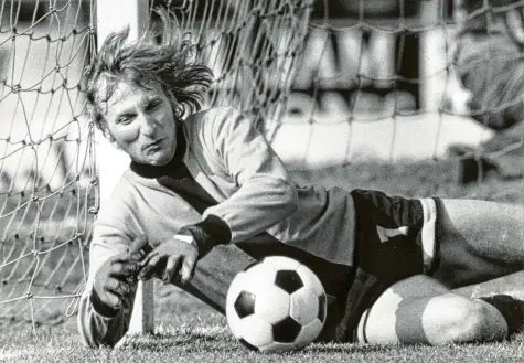  ?? Foto: Witters ?? Wolfgang Kleff stand für Borussia Mönchengla­dbach und die deutsche Nationalma­nnschaft im Tor. In den 1970er Jahren gewann er fünfmal die deutsche Meistersch­aft, den DFB- und den Uefa-Pokal. Trotz Erkrankung ist er zufrieden mit seinem Leben. Manchmal würde er sich aber ein größeres Miteinande­r wünschen. REGIONALLI­GA BAY. VOM FREITAG