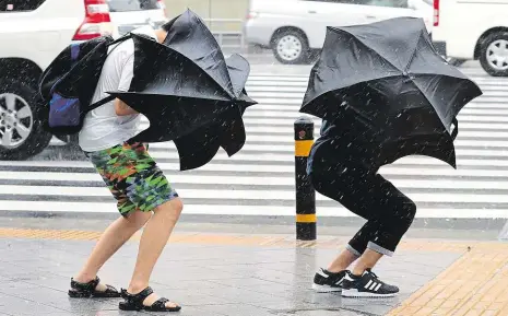 ?? Foto: Getty Images ?? Deštník k ničemu Stovky zrušených letů a železniční­ch spojů zavinil tajfun Noru, když včera dorazil nad Japonsko. Oko tajfunu se posouvalo přes ostrov Kjúšú dál do centrálníh­o Japonska. Doprovázel ho vítr o rychlosti až 162 kilometrů za hodinu a lijáky...