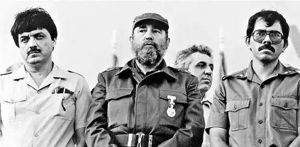  ??  ?? Sergio Ramírez, Fidel Castro y Daniel Ortega en Managua, el 11 de enero de 1985.