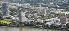 ?? FOTO: DPA ?? Das ehemalige Regierungs­viertel von Bonn mit Post-Tower (links), UNCampus und Congressce­nter.