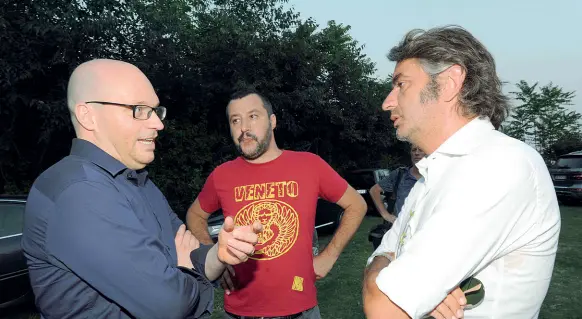  ??  ?? Il primo incontro Quest’estate, a una festa della Lega a Montorio, nasce l’ipotesi della candidatur­a di Sboarina (a destra, al centro Matteo Salvini, a sinistra Lorenzo Fontana)