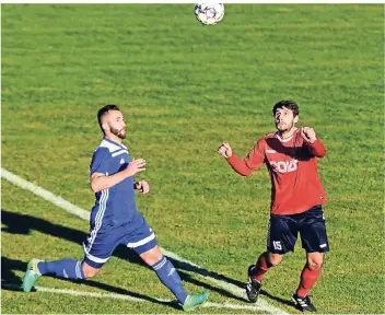  ?? RP-FOTO: MARKUS VAN OFFERN ?? FC-Abwehrhüne Sebastian van Brakel (rechts) ist seit Saisonstar­t eine wichtige Stütze im Spiel der Rot-Blauen.