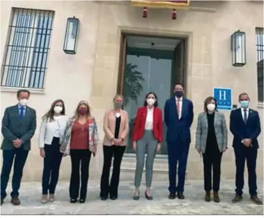  ??  ?? De izquierda a derecha, José María Román, Irene García, Mamen Sánchez, Beatriz Vergara, Reyes Maroto, Mauricio González-Gordon, Sandra García y José A. Pacheco en el acceso al Hotel Bodega Tío Pepe.