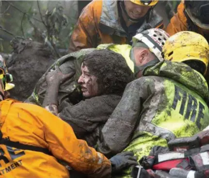  ?? FOTO REUTERS ?? Brandweerm­annen van het korps van Montecito in Californië halen mensen onder de modder uit. Volgens de sheriff is de kans groot dat er de komende dagen nog doden gevonden worden.