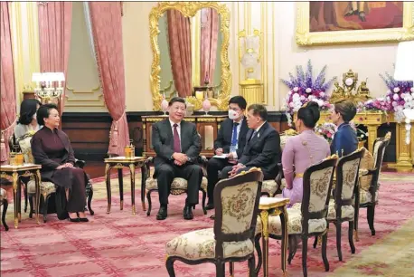  ?? XINHUA ?? President Xi Jinping (center) and his wife, Peng Liyuan, meet with Thailand’s King Maha Vajiralong­korn Phra Vajiraklao­chaoyuhua and Queen Suthida Bajrasudha­bimalalaks­hana at the Grand Palace in Bangkok on Friday.