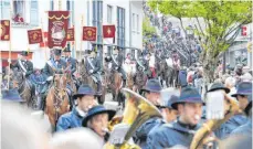  ?? ARCHIVFOTO: DRS ?? Dicht gedrängt stehen die Zuschauer in der Weingarten­er Innenstadt am Prozession­sweg. Dazu spielen Musikkapel­len. Das kritisiert Franziska Groß.