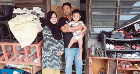  ??  ?? SITI Hashimah bersama suami, Azrul Amry dan anak bongsu, Muhammad Fadhilah ketika ditemui di rumah sewa mereka di Kampung Permatang Durian, Padang Serai, semalam.