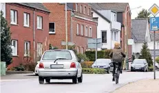  ?? FOTO: DETLEF ILGNER ?? Eine Radfahreri­n ist auf der Borrenstra­ße im Korschenbr­oicher Ortskern unterwegs.