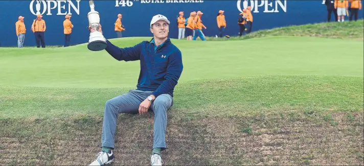  ?? FOTO: GETTY ?? En el bunker del hoyo 18 con la jarra de plata, el tercer ‘major’ que Spieth conquista con menos de 24 años, edad que cumplirá este jueves. Su inicio de última vuelta fue horrible, el final, estelar