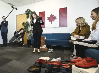  ?? ?? Comme le veut la tradition, la ministre des Finances du Canada, Chrystia Freeland, a acheté une nouvelle paire de chaussures la veille du dépôt du budget fédéral. - La Presse Canadienne: Justin Tang