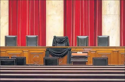  ?? J. SCOTT APPLEWHITE / AP ?? La silla de Antonin Scalia en el Tribunal Supremo luce un crespón en memoria del finado