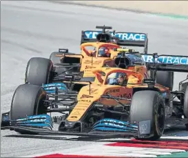  ?? FOTO: GETTY ?? Lando Norris, defendiénd­ose de Carlos Sainz al final del GP de Austria