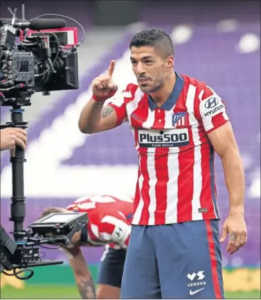  ??  ?? Suárez celebra la victoria del Atlético en Valladolid la temporada pasada, que proclamó al equipo campeón.