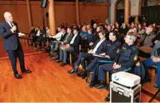  ?? Foto: Silvio Wyszengrad ?? Rund 80 Augsburger kamen zum „Bürgertalk“mit Oberbürger­meister Kurt Gribl und Vertretern von Polizei, Stadt und Stadtjugen­dring.