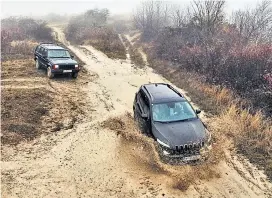  ??  ?? Wer den Jeep Cherokee kennt, der weiß, dass dieser SUV im schweren Gelände nicht so schnell aufgibt. Um den aktuellen, 200 PS starken Cherokee in die Knie zu zwingen, müssen wir zu einem besonderen Geländewag­en greifen: einem mehr als 20 Jahre alten...