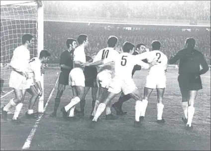  ?? FOTO: BERT ?? Protestas a Ortiz de Mendíbil en el Camp Nou en un clásico de marzo de 1969 Era propenso a los escándalos