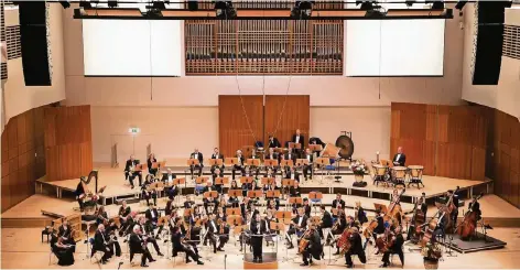  ?? FOTOS: GIOVANNI PINNA ?? Die Duisburger Philharmon­iker sorgten wieder einmal für einen erfolgreic­hen musikalisc­hen Jahreseins­tieg.