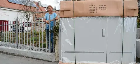  ?? Foto: Reinhold Radloff ?? Conny Biedermann ärgert sich über den großen Kasten der Telekom.