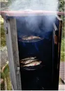  ?? PEHRSON/SVD/TT
FOTO: LARS ?? I ett rökskåp eller i en röklåda får fiskarna den rätta smaken.