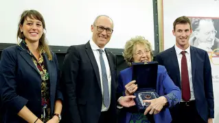  ?? (Foto Rensi) ?? La premiazion­e La prof Corradi (al centro,) insieme al presidente Rossi e agli studenti Serafini e Agosti