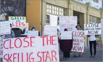  ?? Photo by Christy Riordan ?? Locals and asylum seekers protesting in a bid to have the Skellig Star Direct Provision centre closed.