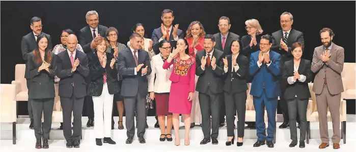  ?? JAVIER RÍOS ?? En el Auditorio Nacional, la jefa de Gobierno estuvo acompañada de su gabinete y de la secretaria Rosa Icela Rodríguez, quien representó a AMLO.