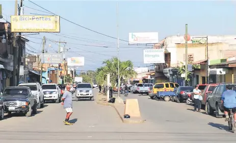  ?? FOTOS: JOSÉ E. CARÍAS ?? En Catacamas funcionan más de 800 empresas y negocios, según datos de las autoridade­s municipale­s.