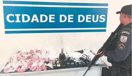  ?? DIVULGAÇÃO / PM ?? Vânia e Leonardo mostram a foto do pai, morto na CDD. Acima, material apreendido ontem