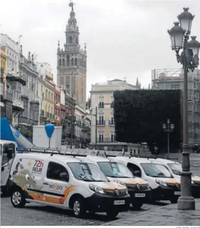  ?? JOSÉ ÁNGEL GARCÍA ?? El nuevo parque de vehículos del servicio 072, ayer en la Plaza de San Francisco.