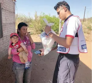  ??  ?? una Familia de Ejido Hidalgo recibiendo el apoyo