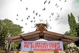  ?? —KARLOSMANL­UPIG ?? A streamer proclaimin­g support for President Duterte covers the stage of Davao’s Rizal Park as antimartia­l law groups gather in the city.