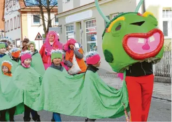  ?? Fotos: Franz Issing ?? Das Gaudiwürmc­hen ist der Anführer des gleichnami­gen Umzugs durch Türkheim am Faschingsd­ienstag. Unter dem Kopf steckte diesmal ein besonderer Anführer.